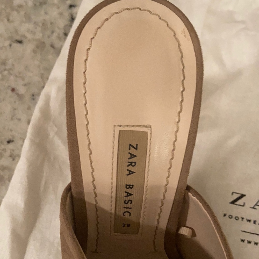 Like NEW Women’s Zara Nude Suede heel. Size 39 - Picture 3 of 8